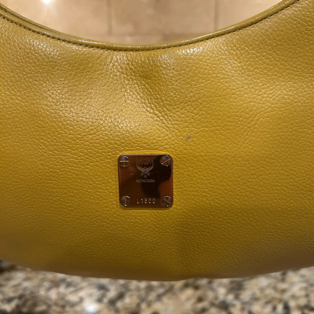 MCM yellow shoulder bag. - Picture 3 of 13